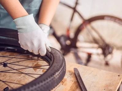 un professionnel de réparation de velo entrain de réparer une crevaison
