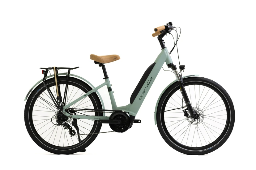 Image du vélo électrique Granville E-Absolute 34+ vert d'eau, alliant un design captivant et des performances remarquables. Une combinaison parfaite de style, de puissance et de confort pour des déplacements urbains exceptionnels