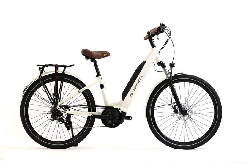 Image du vélo électrique Granville E-Absolute 35+ pearl ivory, alliant un design captivant et des performances remarquables. Une combinaison parfaite de style, de puissance et de confort pour des déplacements urbains exceptionnels