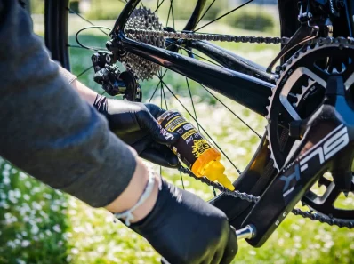 un homme qui répare chaine velo