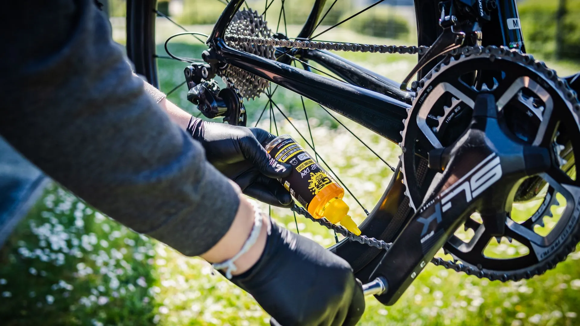 un homme qui répare chaine velo